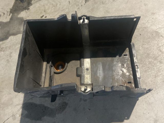 bontott FORD FOCUS III Akkumulátor Tartó