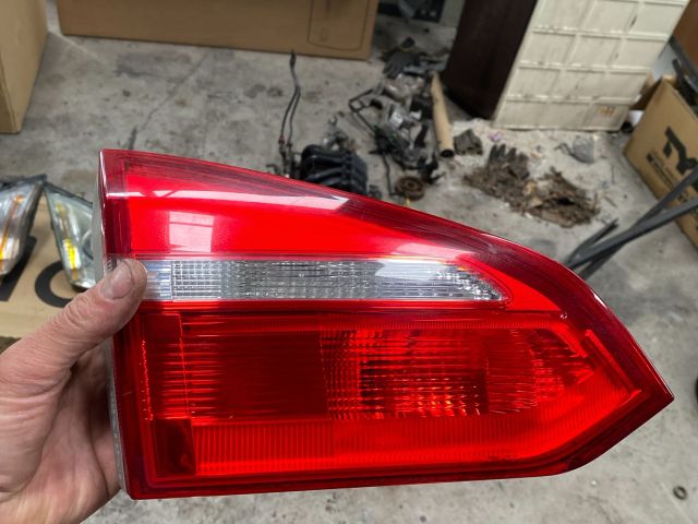 bontott FORD FOCUS III Bal Belső Hátsó Lámpa