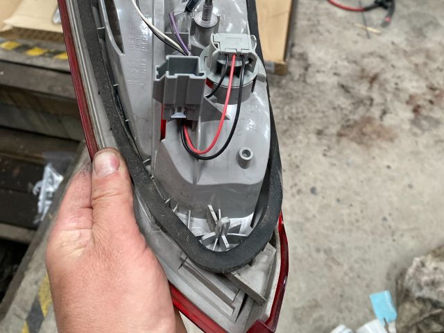 bontott FORD FOCUS III Bal Belső Hátsó Lámpa