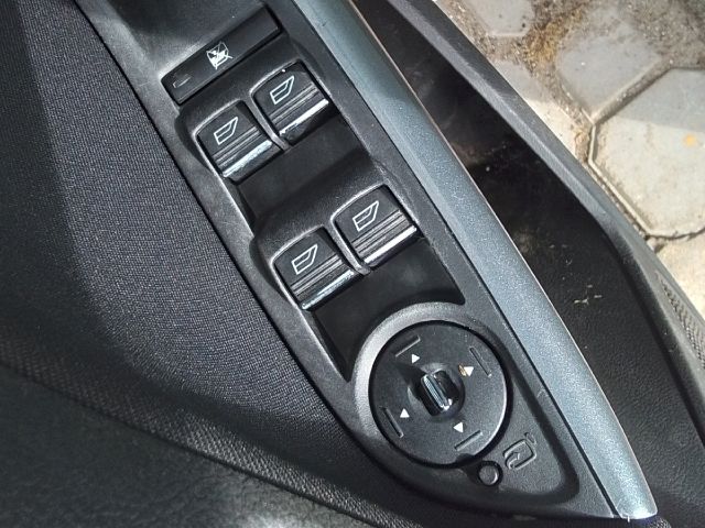 bontott FORD FOCUS III Bal első Ablakemelő Kapcsoló