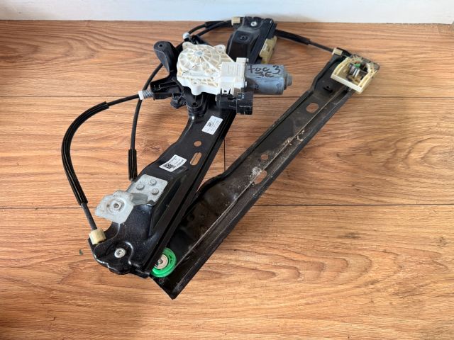 bontott FORD FOCUS III Bal első Ablakemelő Motor