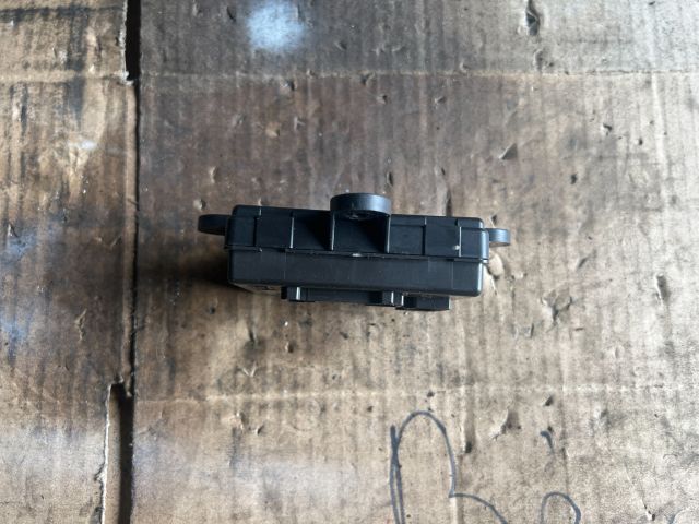 bontott FORD FOCUS III Bal első Ajtó Vezérlőegység