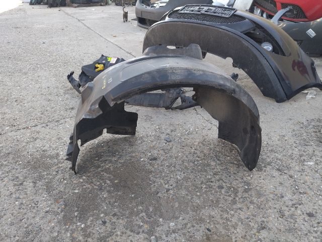 bontott FORD FOCUS III Bal első Dobbetét (Kerékjárati, Műanyag)