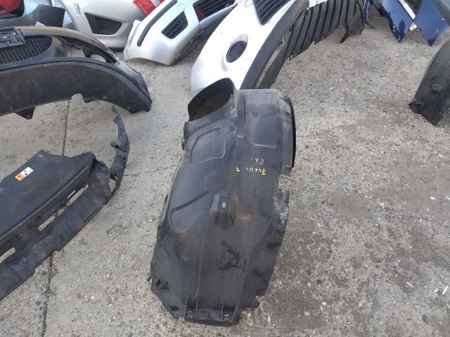 bontott FORD FOCUS III Bal első Dobbetét (Kerékjárati, Műanyag)