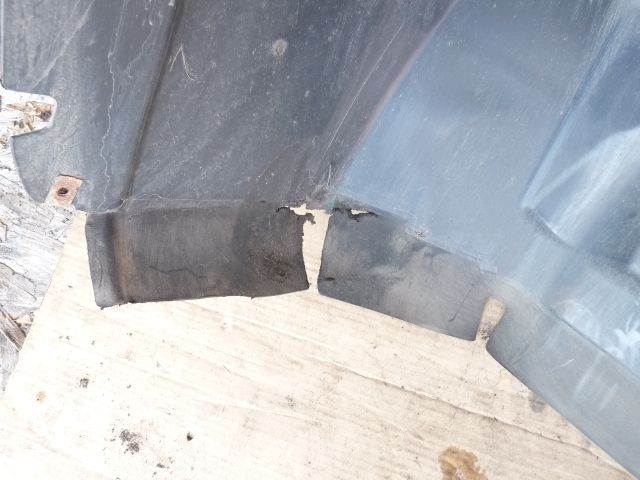 bontott FORD FOCUS III Bal első Dobbetét (Kerékjárati, Műanyag)