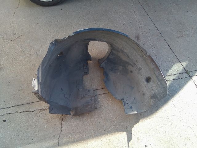 bontott FORD FOCUS III Bal első Dobbetét (Kerékjárati, Műanyag)