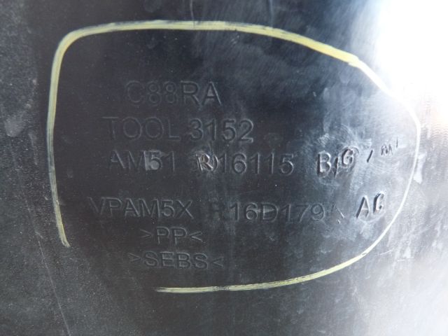 bontott FORD FOCUS III Bal első Dobbetét (Kerékjárati, Műanyag)