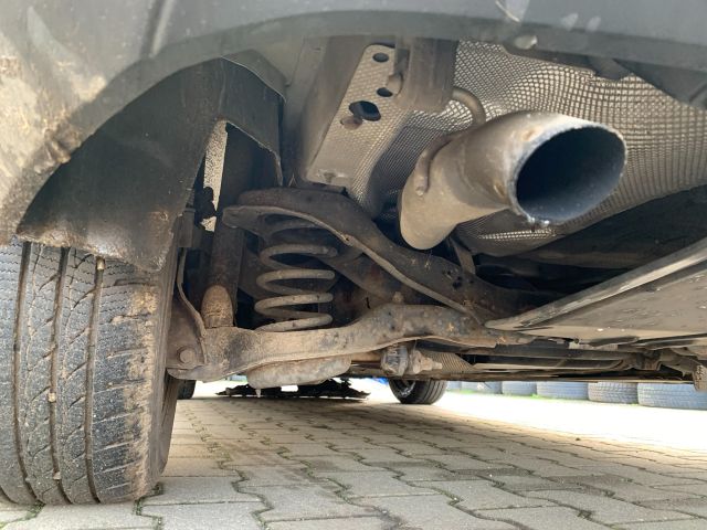 bontott FORD FOCUS III Bal első Dobbetét (Kerékjárati, Műanyag)