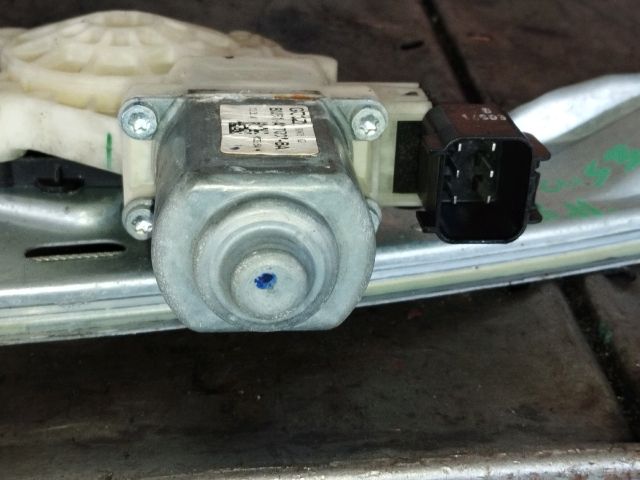 bontott FORD FOCUS III Bal hátsó Ablakemelő Szerkezet (Elektromos)