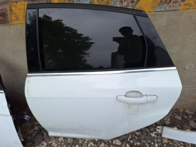 bontott FORD FOCUS III Bal hátsó Ajtó (Részeivel)