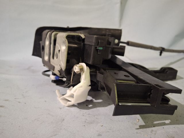 bontott FORD FOCUS III Bal hátsó Ajtózár