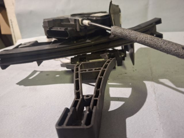 bontott FORD FOCUS III Bal hátsó Ajtózár