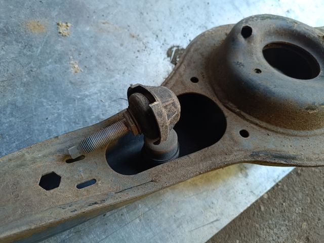 bontott FORD FOCUS III Bal hátsó Alsó Lengőkar