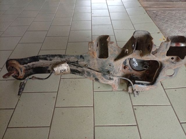 bontott FORD FOCUS III Bal hátsó Csonkállvány Kerékaggyal