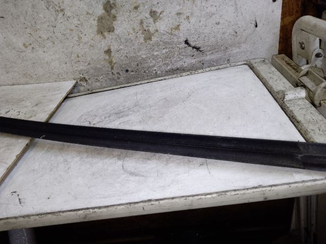 bontott FORD FOCUS III Bal hátsó Vízlehúzó Gumicsík