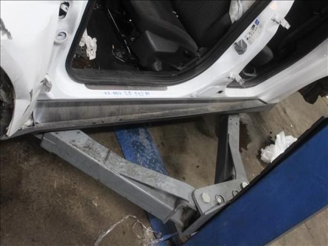 bontott FORD FOCUS III Bal Küszöb