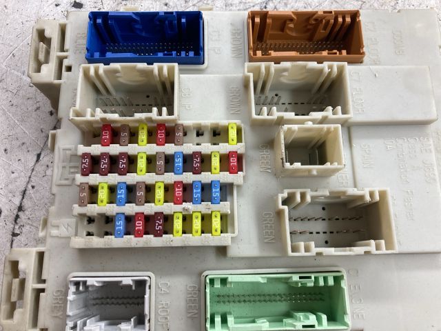 bontott FORD FOCUS III Biztosítéktábla Doboz