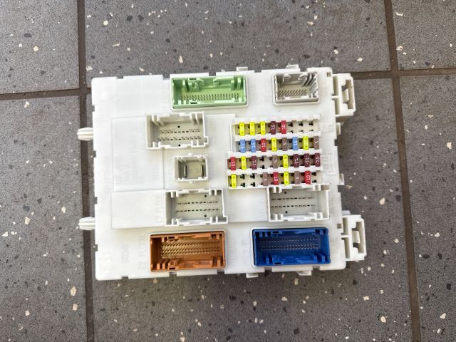bontott FORD FOCUS III Biztosítéktábla Utastér