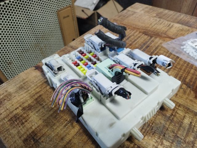 bontott FORD FOCUS III Biztosítéktábla Utastér