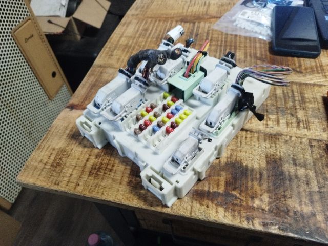 bontott FORD FOCUS III Biztosítéktábla Utastér