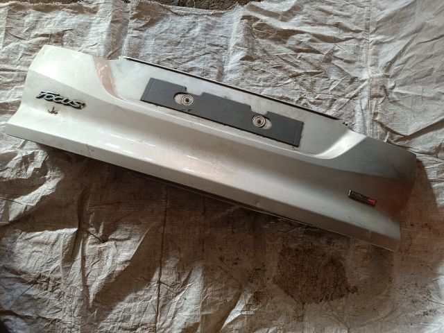 bontott FORD FOCUS III Csomagtérajtó Díszléc