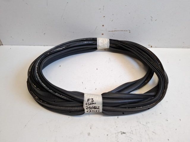 bontott FORD FOCUS III Csomagtérajtó Gumikéder