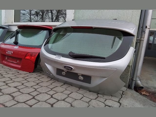 bontott FORD FOCUS III Csomagtérajtó (Részeivel)
