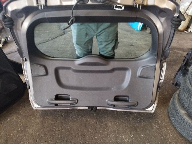 bontott FORD FOCUS III Csomagtérajtó (Üres lemez)