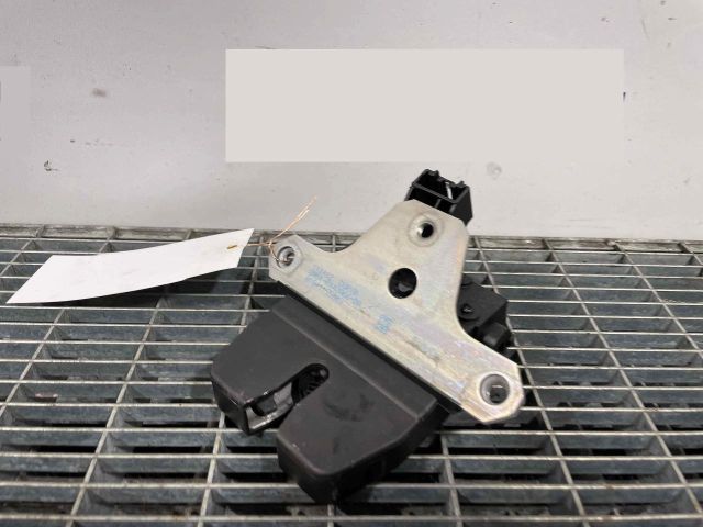 bontott FORD FOCUS III Csomagtérajtó Ütköző