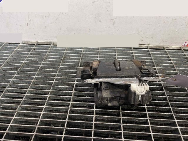 bontott FORD FOCUS III Csomagtérajtó Ütköző