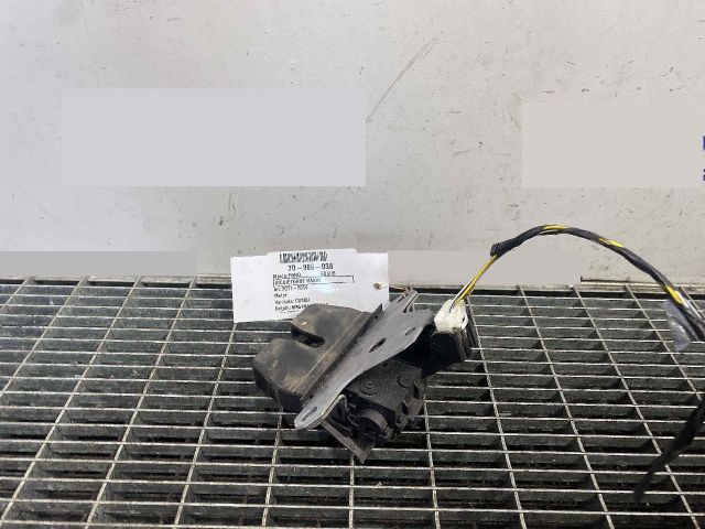 bontott FORD FOCUS III Csomagtérajtó Ütköző