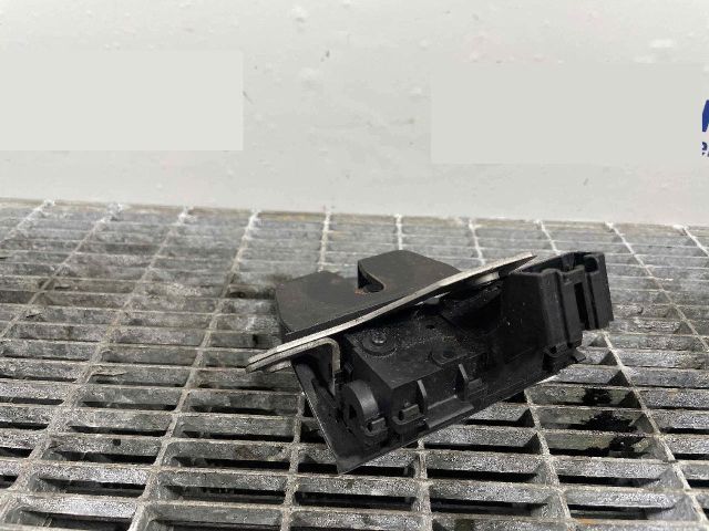 bontott FORD FOCUS III Csomagtérajtó Ütköző