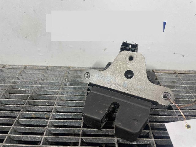 bontott FORD FOCUS III Csomagtérajtó Ütköző