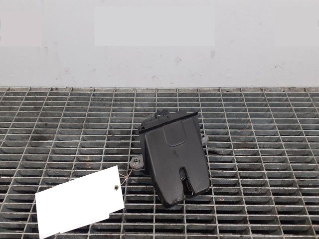 bontott FORD FOCUS III Csomagtérajtó Ütköző