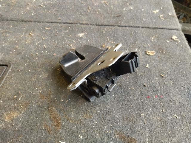 bontott FORD FOCUS III Csomagtérajtó Zárszerkezet