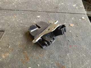 bontott FORD FOCUS III Csomagtérajtó Zárszerkezet