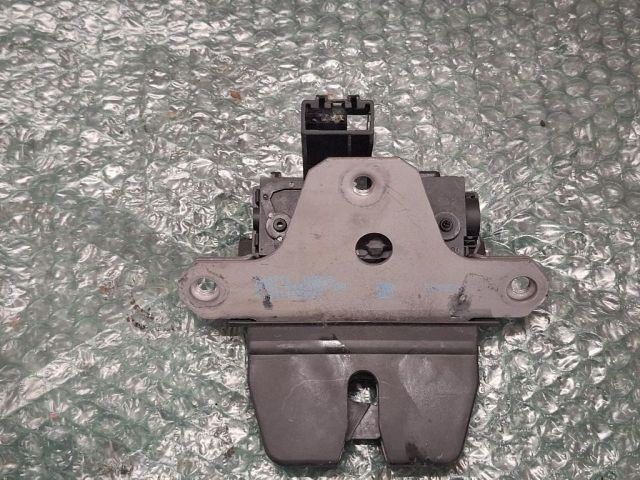 bontott FORD FOCUS III Csomagtérajtó Zárszerkezet