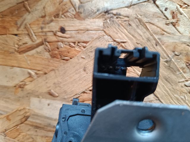 bontott FORD FOCUS III Csomagtérajtó Zárszerkezet