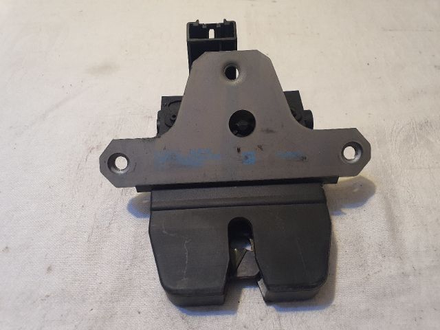 bontott FORD FOCUS III Csomagtérajtó Zárszerkezet