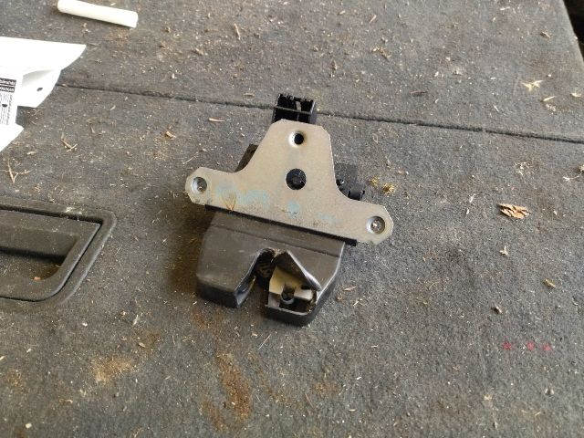 bontott FORD FOCUS III Csomagtérajtó Zárszerkezet