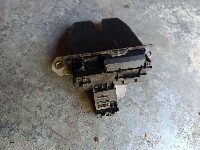 bontott FORD FOCUS III Csomagtérajtó Zárszerkezet