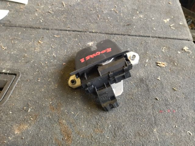 bontott FORD FOCUS III Csomagtérajtó Zárszerkezet