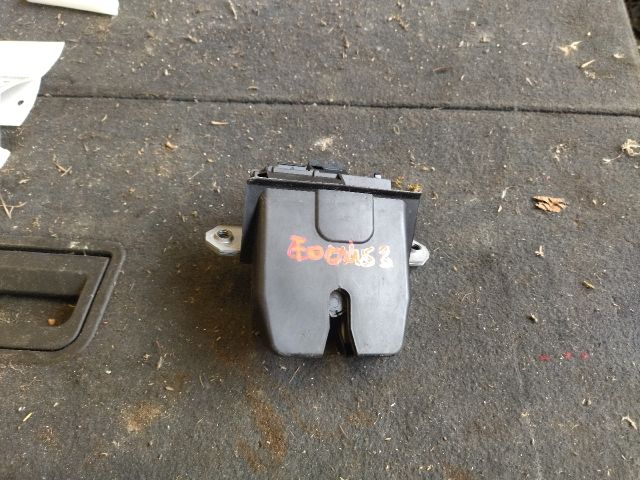 bontott FORD FOCUS III Csomagtérajtó Zárszerkezet