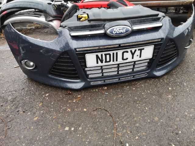 bontott FORD FOCUS III Első Lökhárító (Részeivel)