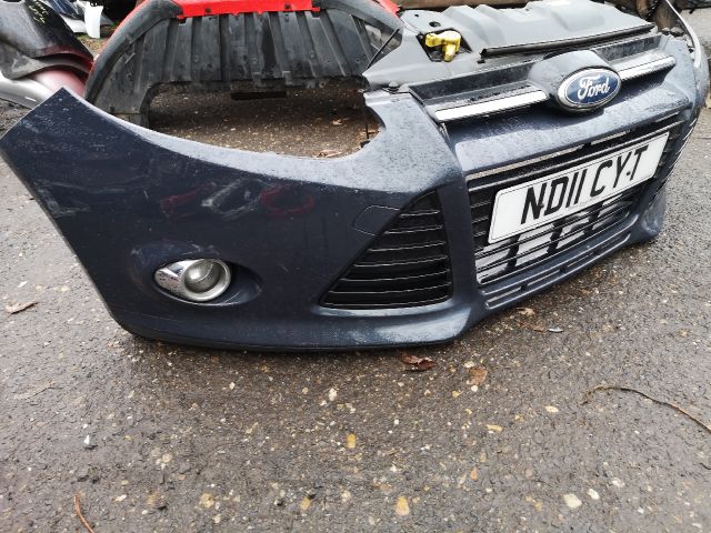 bontott FORD FOCUS III Első Lökhárító (Részeivel)