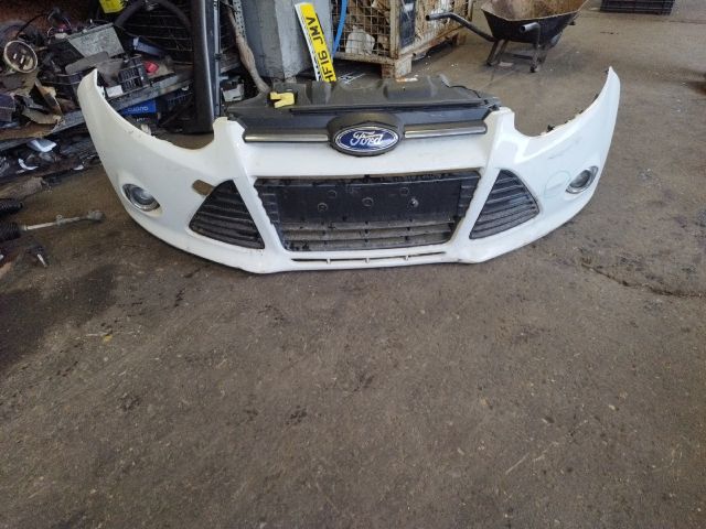 bontott FORD FOCUS III Első Lökhárító (Részeivel)