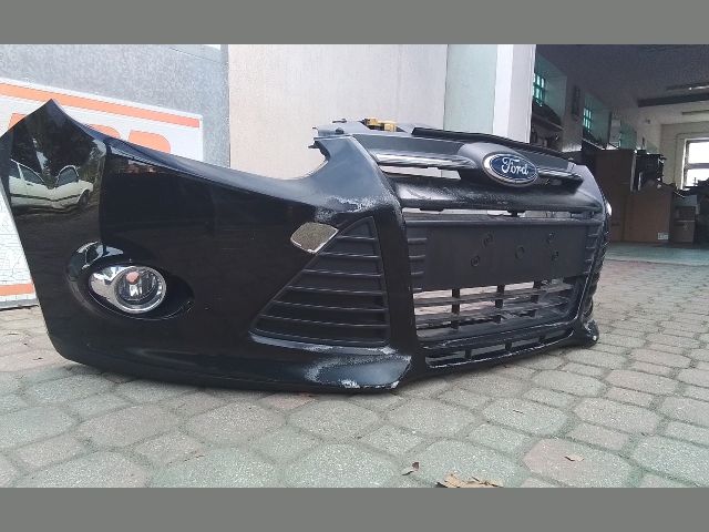 bontott FORD FOCUS III Első Lökhárító (Részeivel)