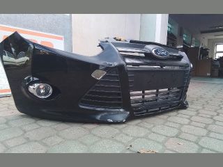 bontott FORD FOCUS III Első Lökhárító (Részeivel)