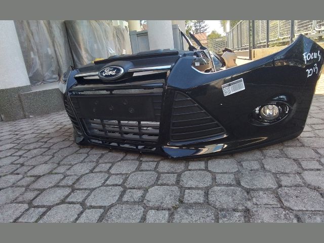 bontott FORD FOCUS III Első Lökhárító (Részeivel)