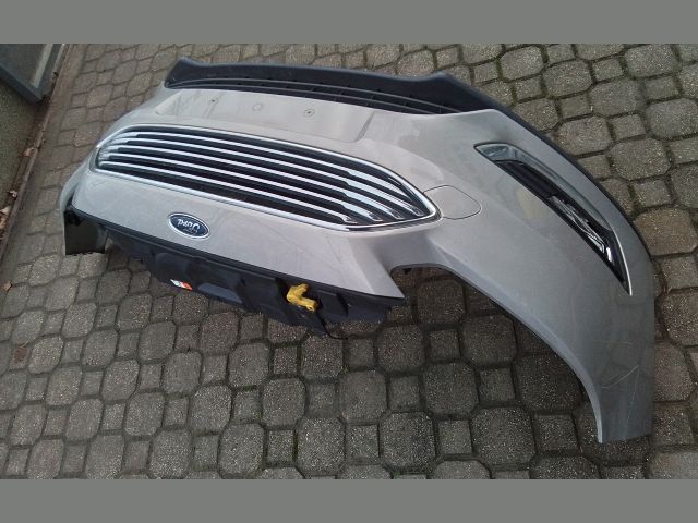 bontott FORD FOCUS III Első Lökhárító (Részeivel)